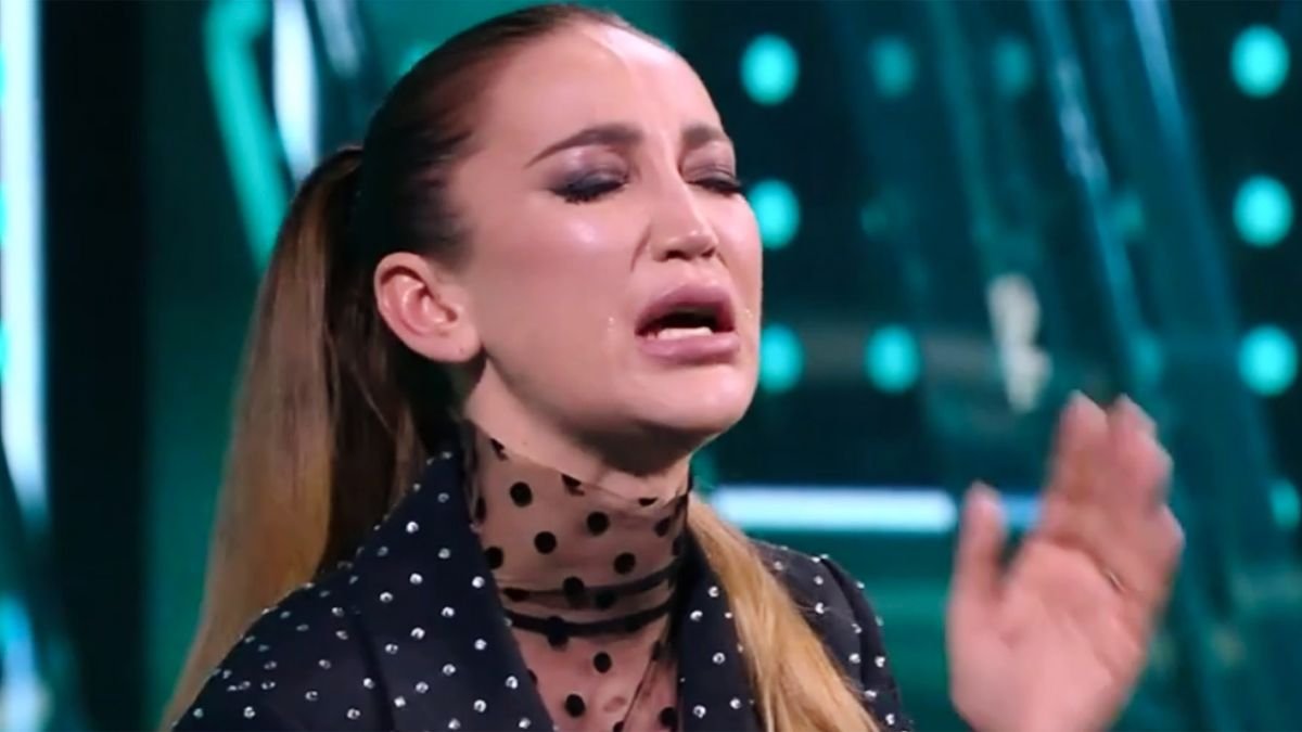 О. Бузова в роли третейского судьи…